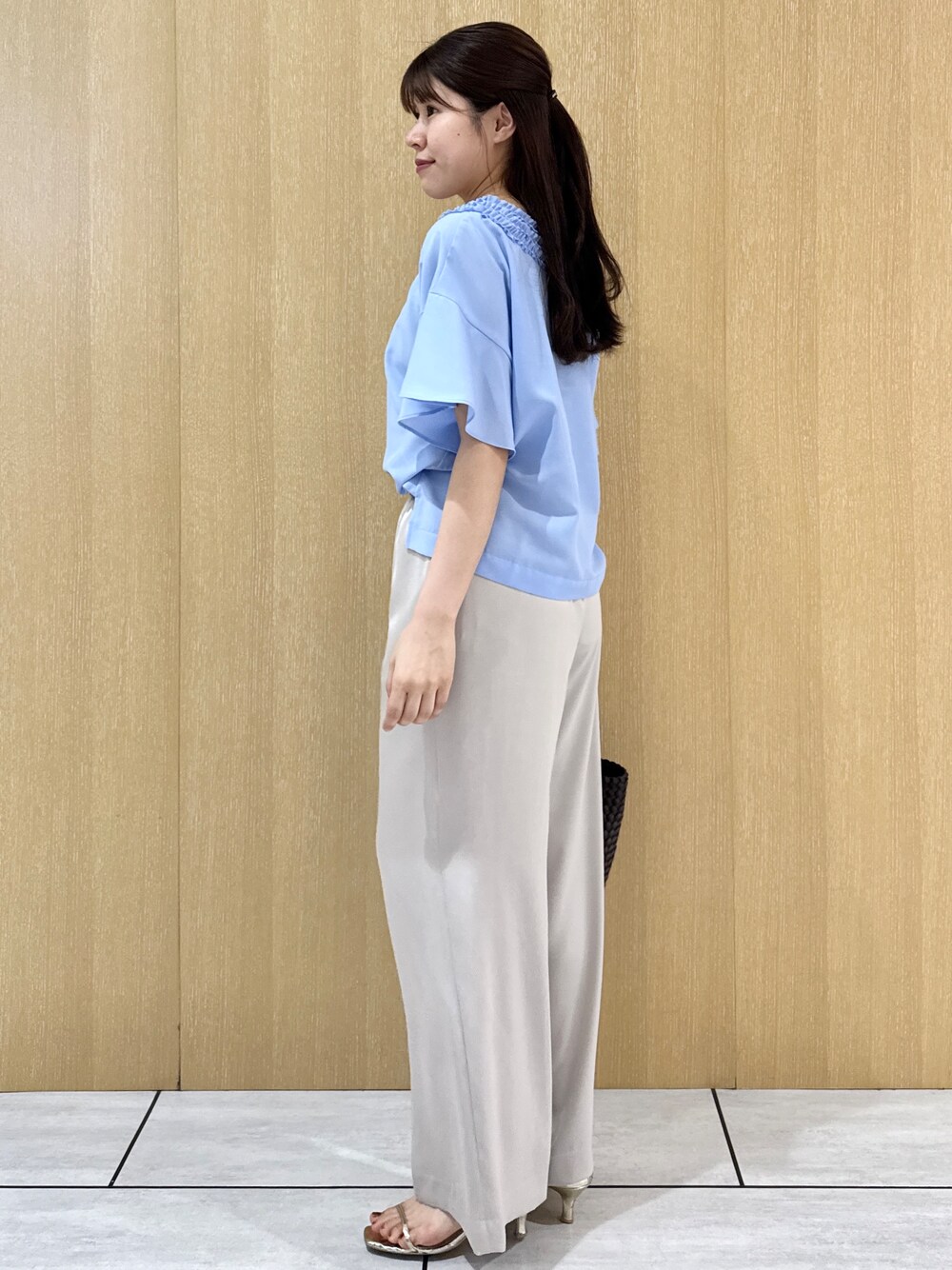 ブルー系のシャツ/ブラウス、ベージュ系のその他パンツを着用したレディースの夏コーディネートの2枚目の写真