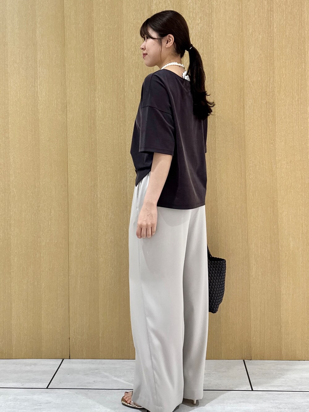 ブラウン系のTシャツ/カットソー、ベージュ系のその他パンツを着用したレディースの夏コーディネートの3枚目の写真