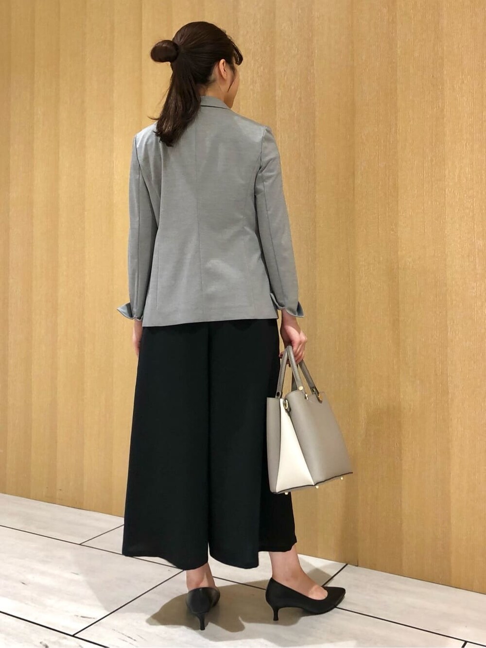 グレー系のテーラードジャケット、グレー系のシャツ/ブラウス、ブラック系のパンプスを着用したレディースの夏コーディネートの4枚目の写真