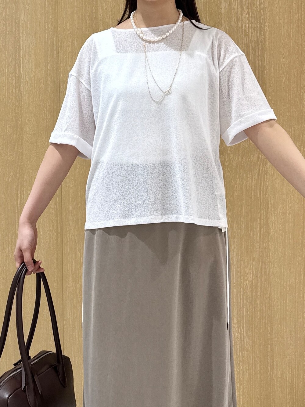 ホワイト系のTシャツ/カットソー、ホワイト系のタンクトップ、グリーン系のスカートを着用したレディースの夏コーディネートの7枚目の写真