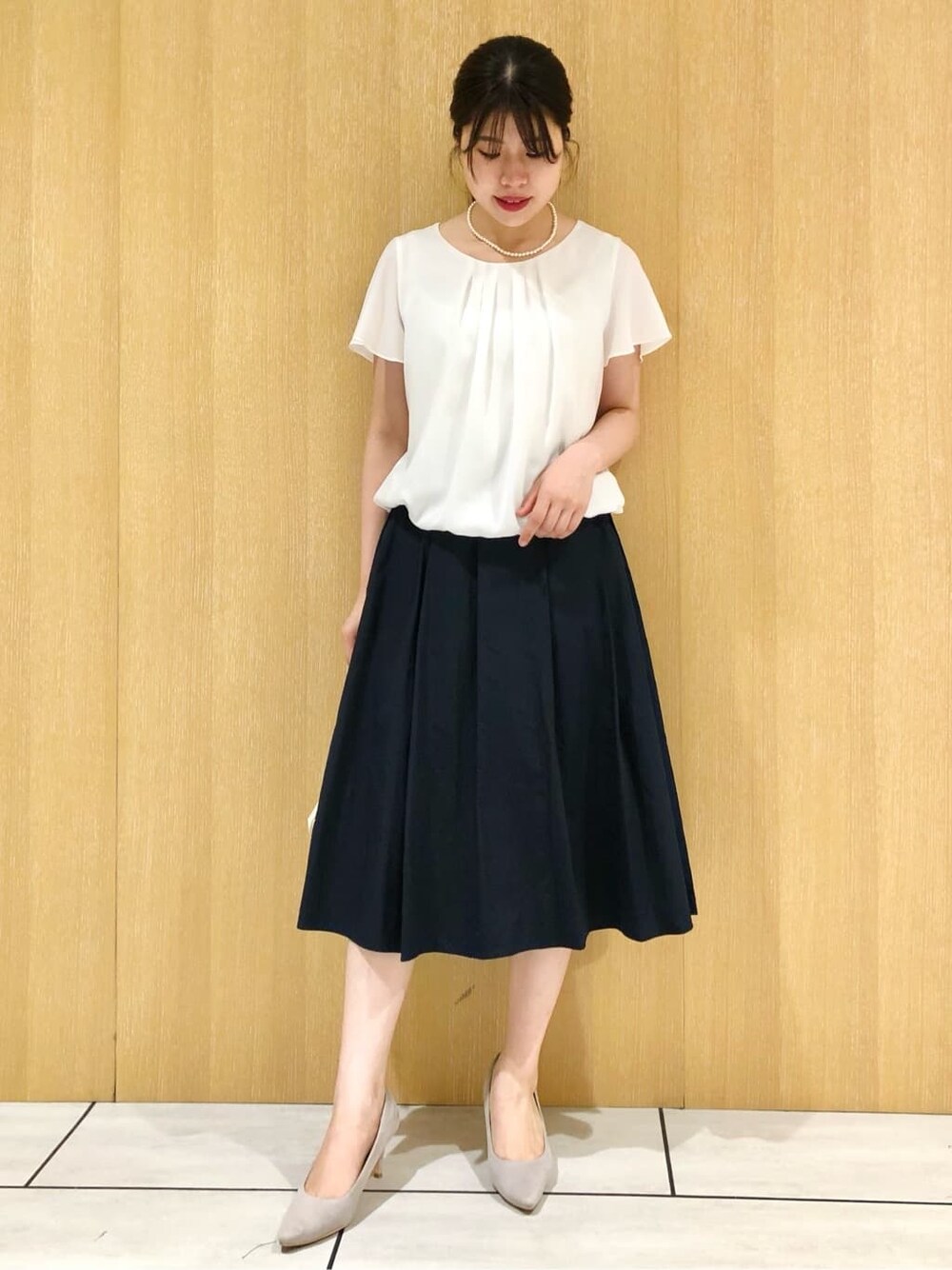 ホワイト系のシャツ/ブラウスを着用したレディースの夏コーディネートの2枚目の写真