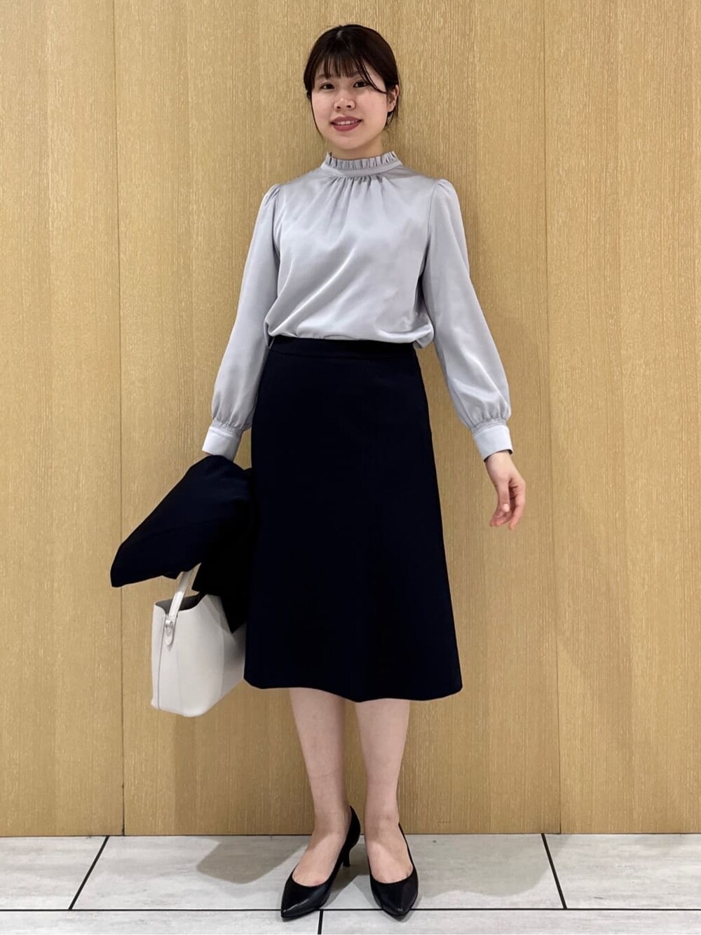 グレー系のシャツ/ブラウス、ブルー系のノーカラージャケット、ブルー系のスカートを着用したレディースの冬コーディネートの9枚目の写真
