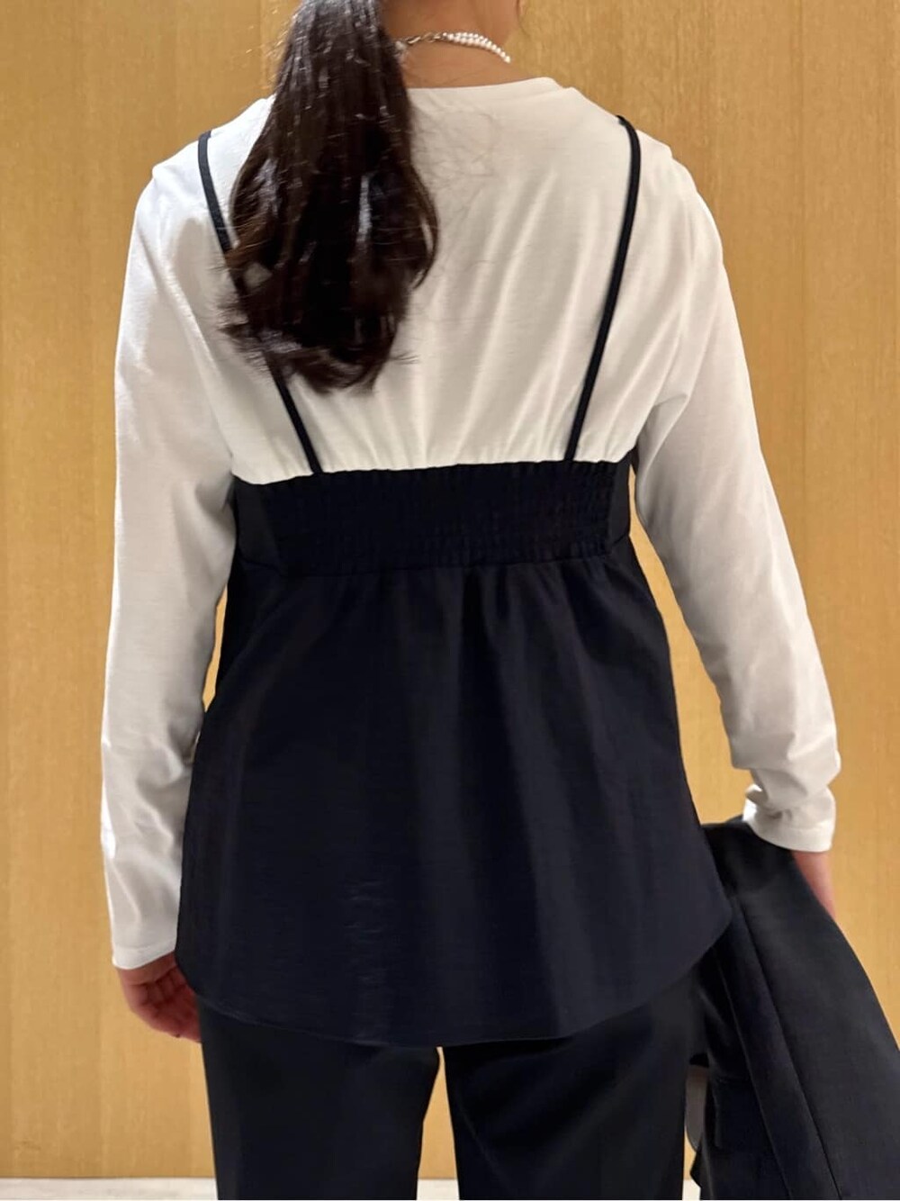 ブラック系のTシャツ/カットソー、ブラック系のその他パンツ、グレー系のテーラードジャケットを着用したレディースの冬コーディネートの6枚目の写真