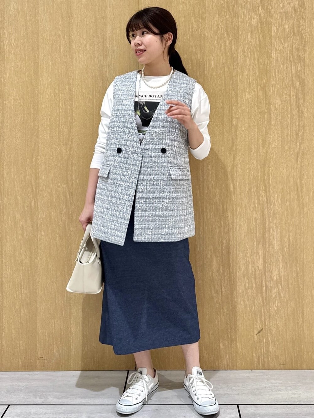 グレー系のブルゾン、ホワイト系のTシャツ/カットソー、ブルー系のスカートを着用したレディースの春コーディネートの8枚目の写真