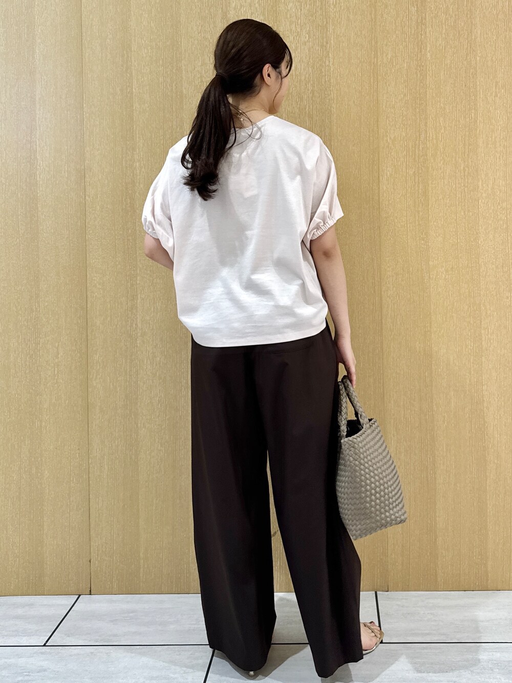 ピンク系のTシャツ/カットソー、ブラウン系のその他パンツを着用したレディースの夏コーディネートの5枚目の写真
