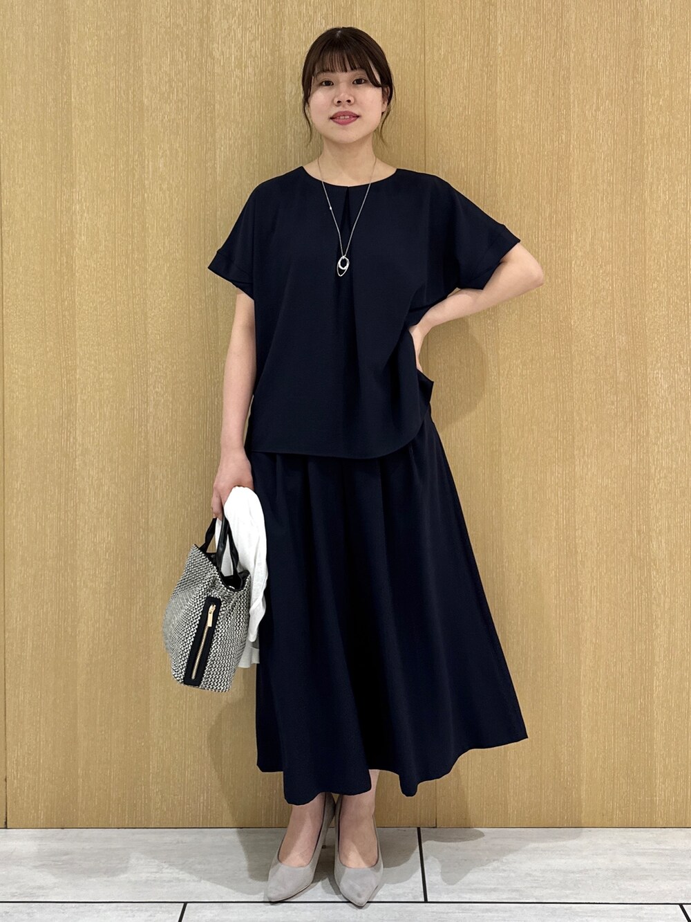 ホワイト系のカーディガン/ボレロ、ブルー系のシャツ/ブラウス、ブルー系のその他パンツを着用したレディースの夏コーディネートの4枚目の写真