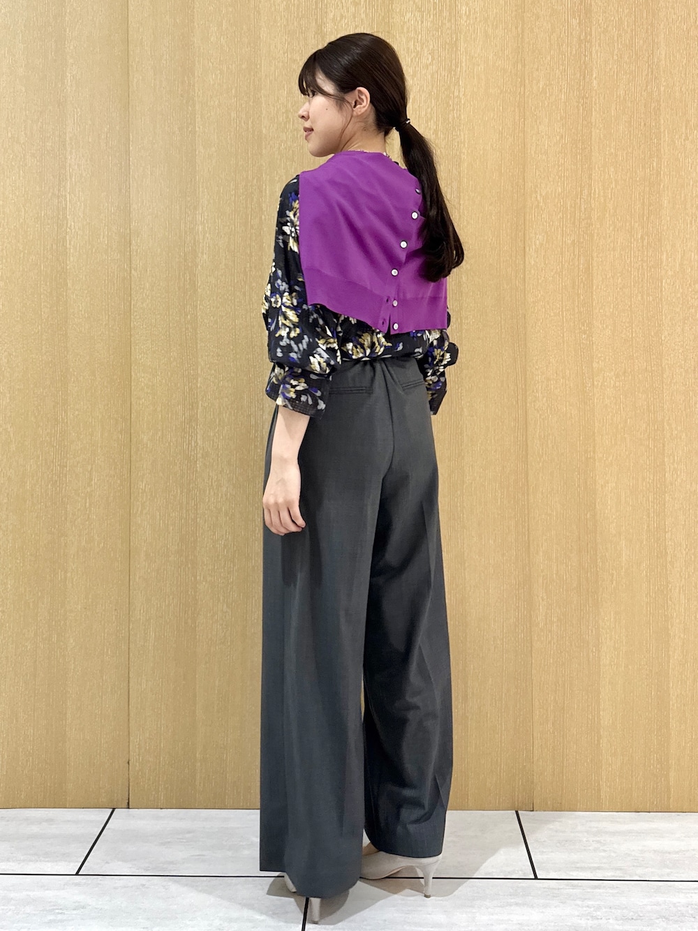 グレー系のシャツ/ブラウス、パープル系のカーディガン/ボレロ、グレー系のその他パンツを着用したレディースの秋コーディネートの3枚目の写真