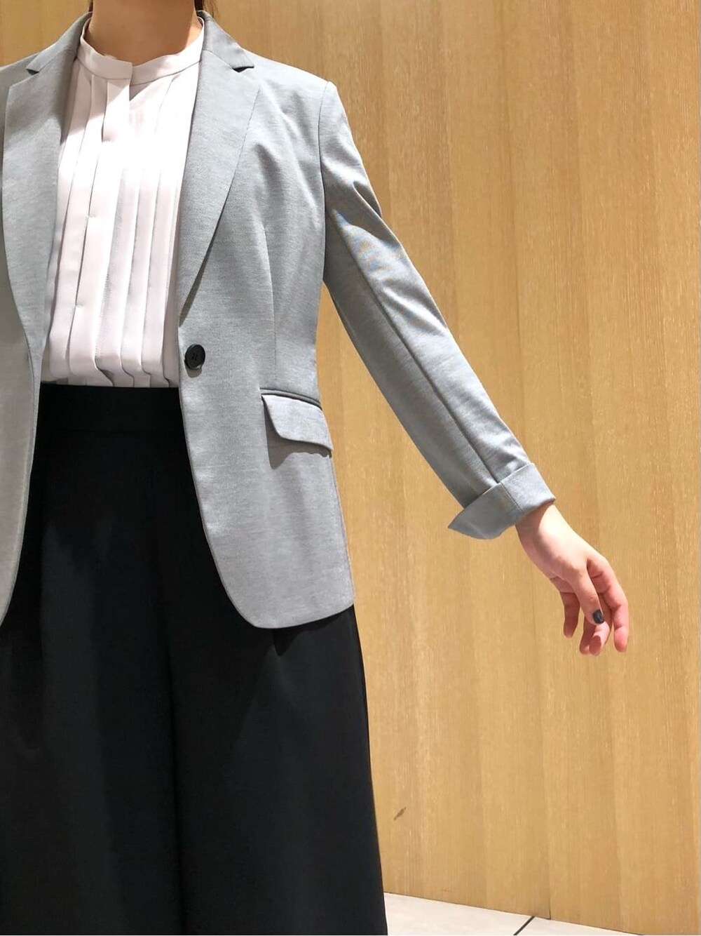 グレー系のテーラードジャケット、グレー系のシャツ/ブラウス、ブラック系のパンプスを着用したレディースの夏コーディネートの5枚目の写真
