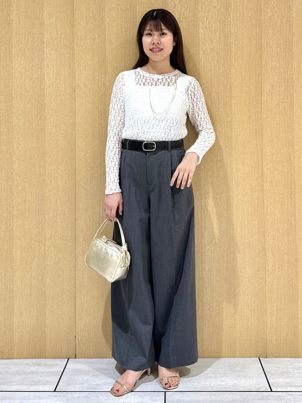 ホワイト系のTシャツ/カットソー、ホワイト系のタンクトップ、グレー系のその他パンツを着用したレディースの秋コーディネートの10枚目の写真