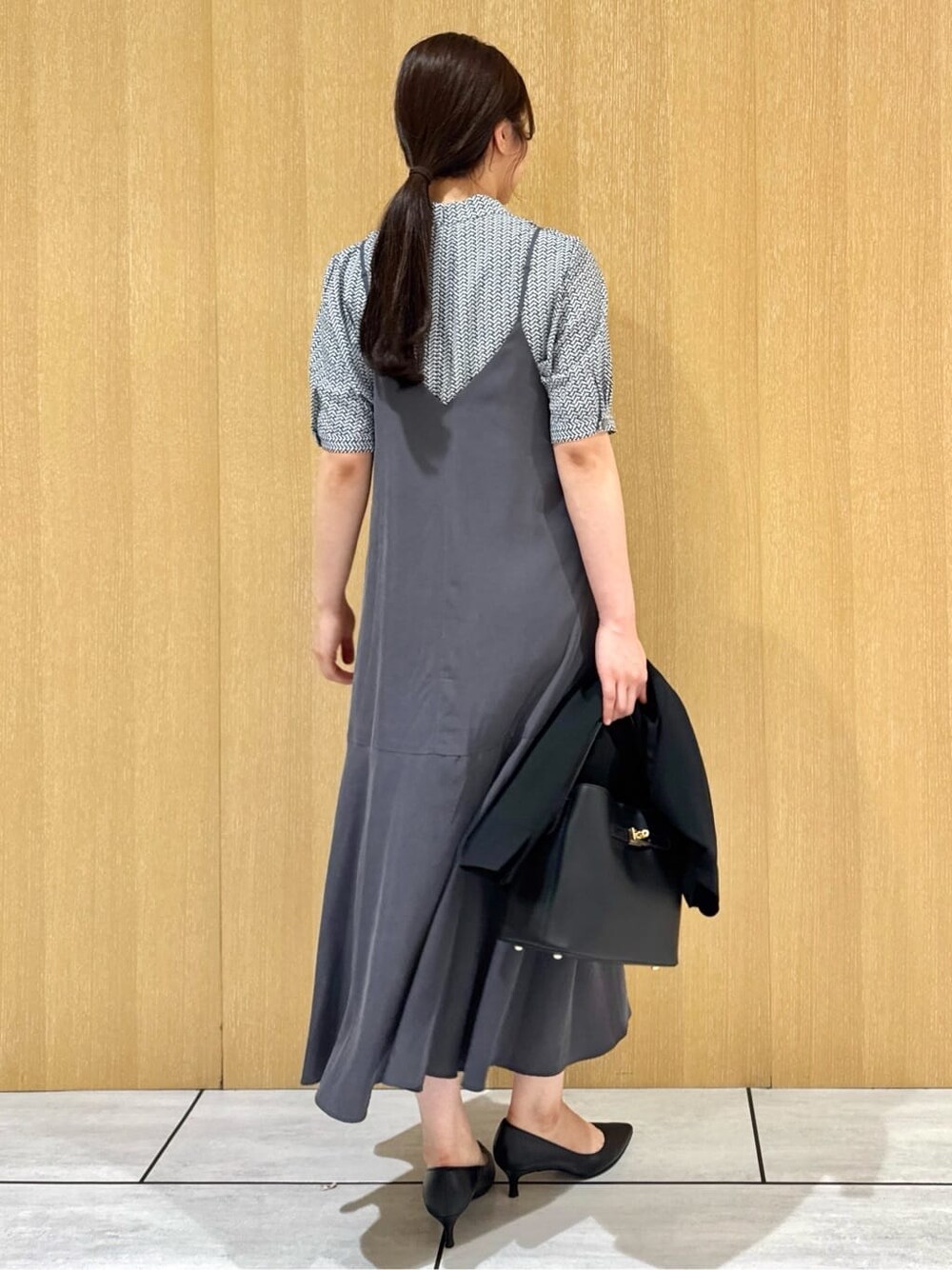 ブルー系のシャツ/ブラウス、グレー系のワンピース、ブラック系のノーカラージャケットを着用したレディースの夏コーディネートの5枚目の写真
