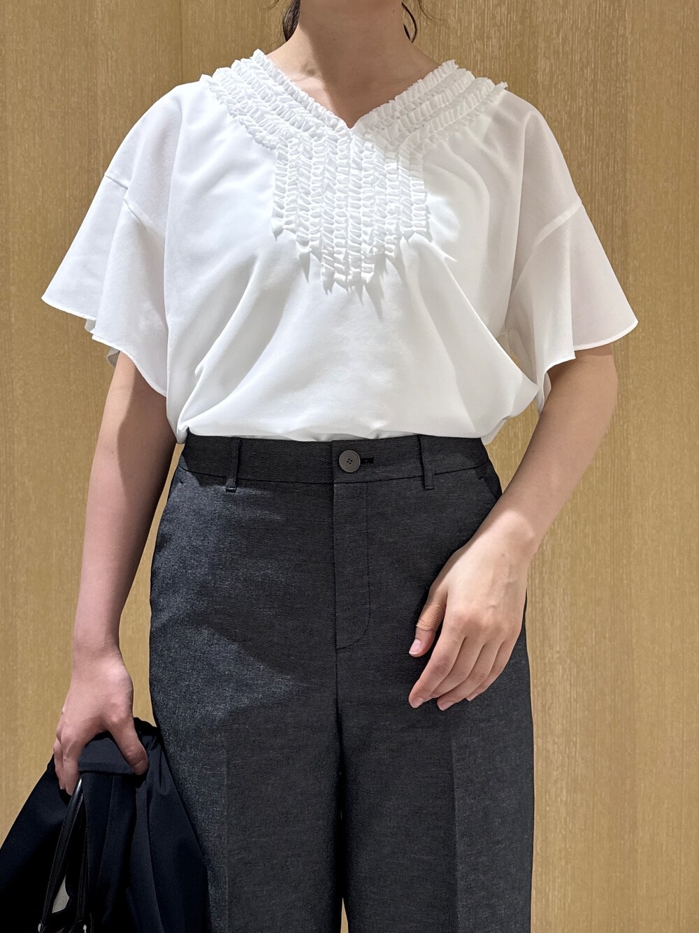 ホワイト系のシャツ/ブラウス、ホワイト系のタンクトップ、ブラック系のその他パンツを着用したレディースの夏コーディネートの4枚目の写真