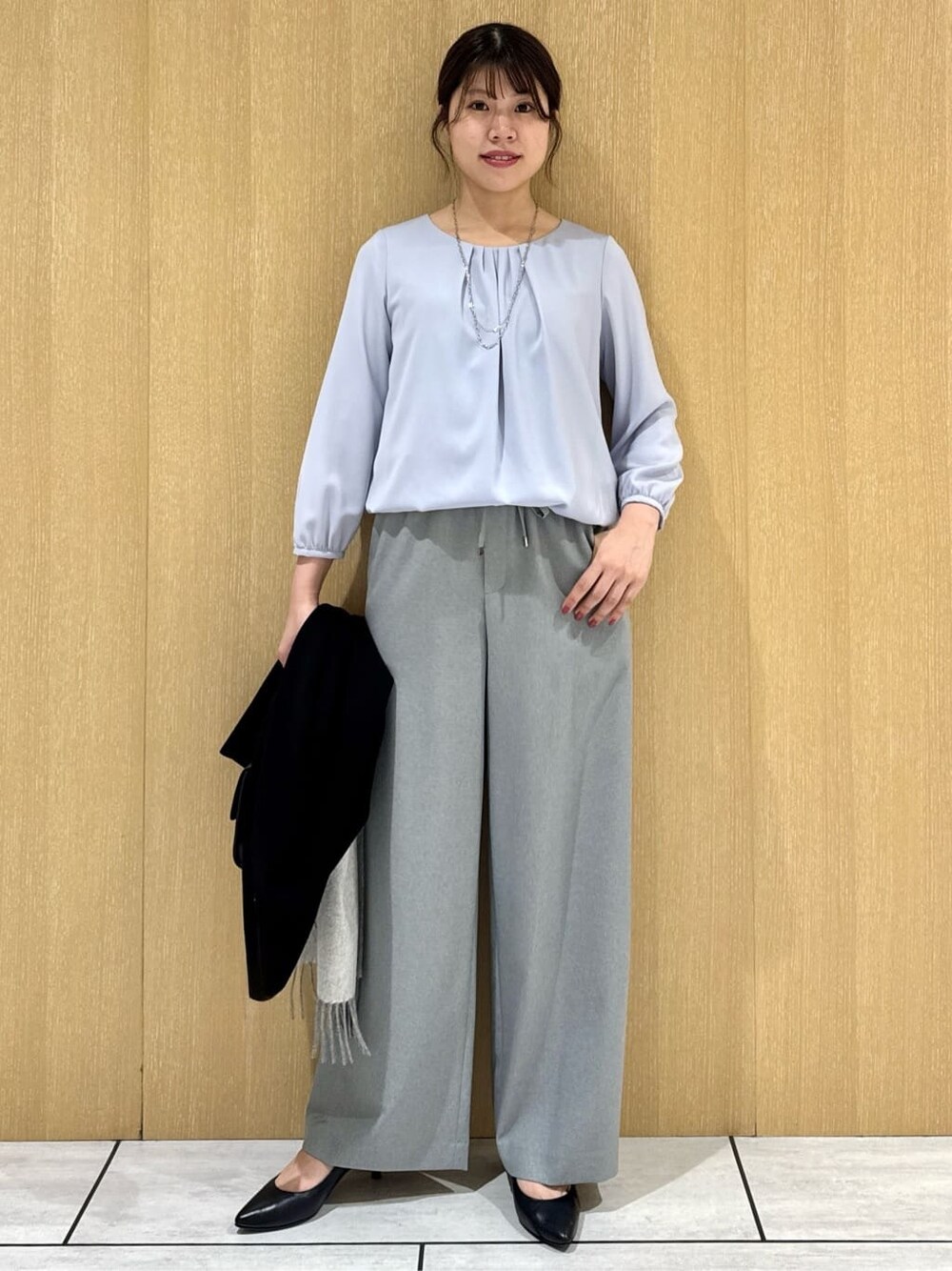 ブラック系のカーディガン/ボレロ、ブルー系のシャツ/ブラウス、グレー系のその他パンツを着用したレディースの冬コーディネートの7枚目の写真