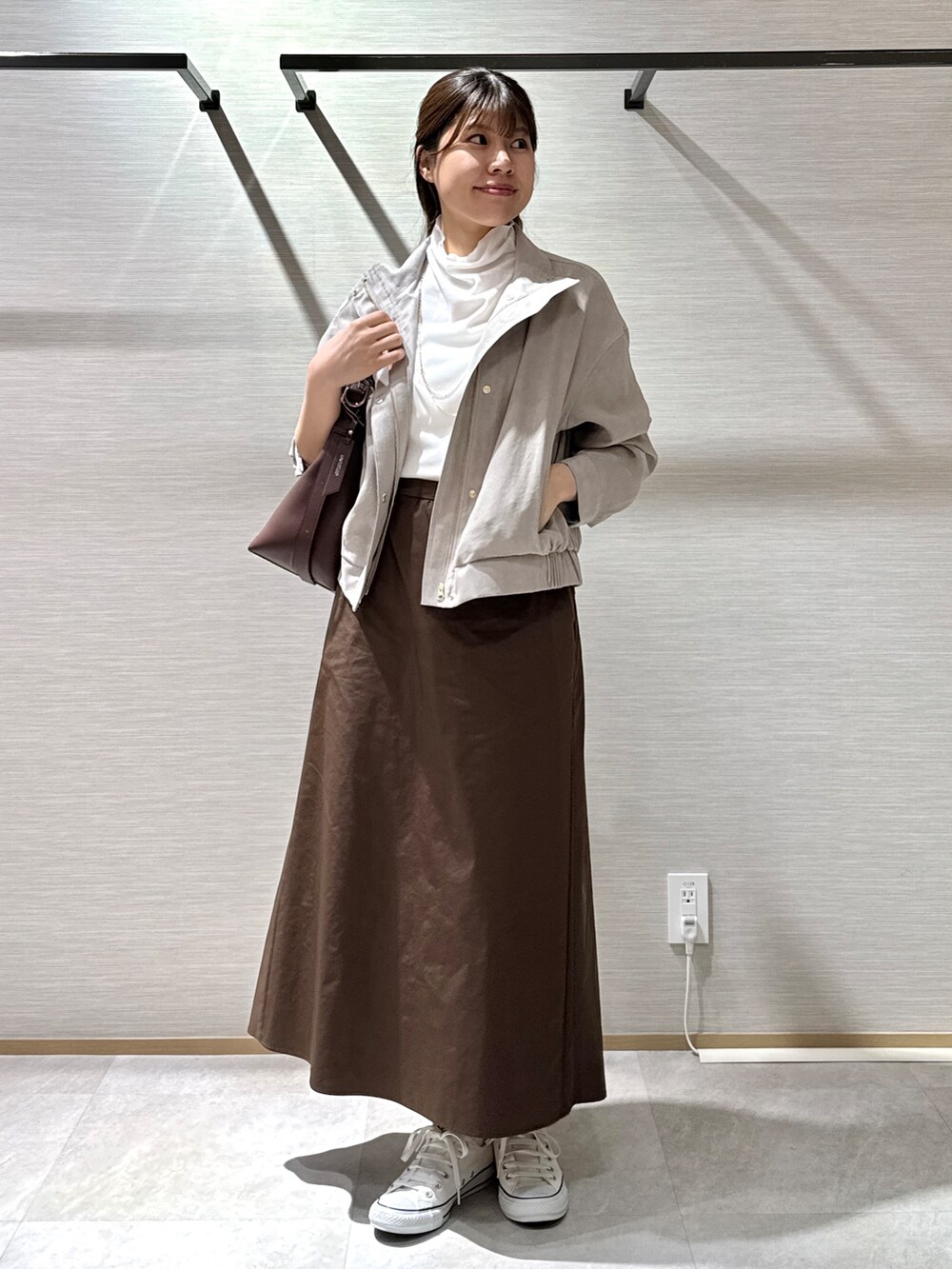 ベージュ系のブルゾン、ホワイト系のTシャツ/カットソー、ホワイト系のタンクトップを着用したレディースの夏コーディネートの9枚目の写真
