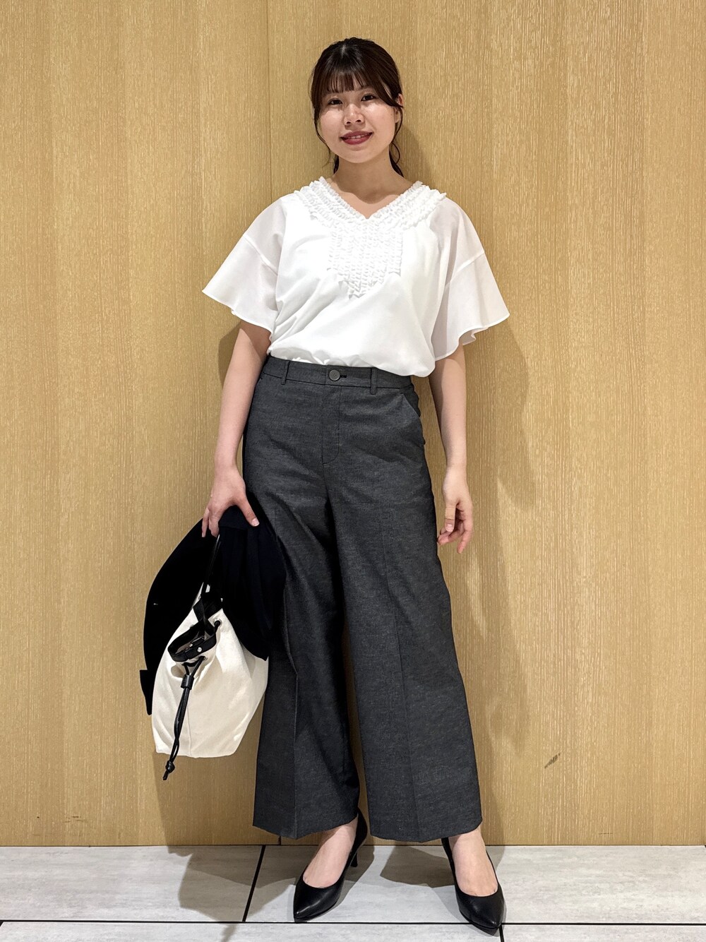 ホワイト系のシャツ/ブラウス、ホワイト系のタンクトップ、ブラック系のその他パンツを着用したレディースの夏コーディネートの5枚目の写真
