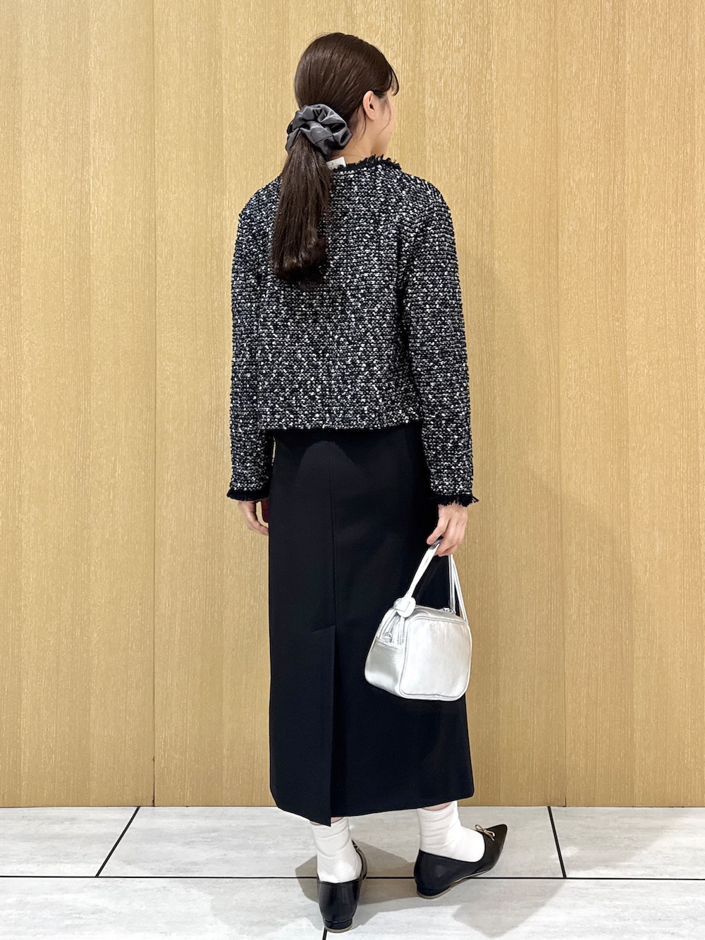 ブラック系のカーディガン/ボレロ、ホワイト系のTシャツ/カットソー、ブラック系のスカートを着用したレディースの秋コーディネートの4枚目の写真