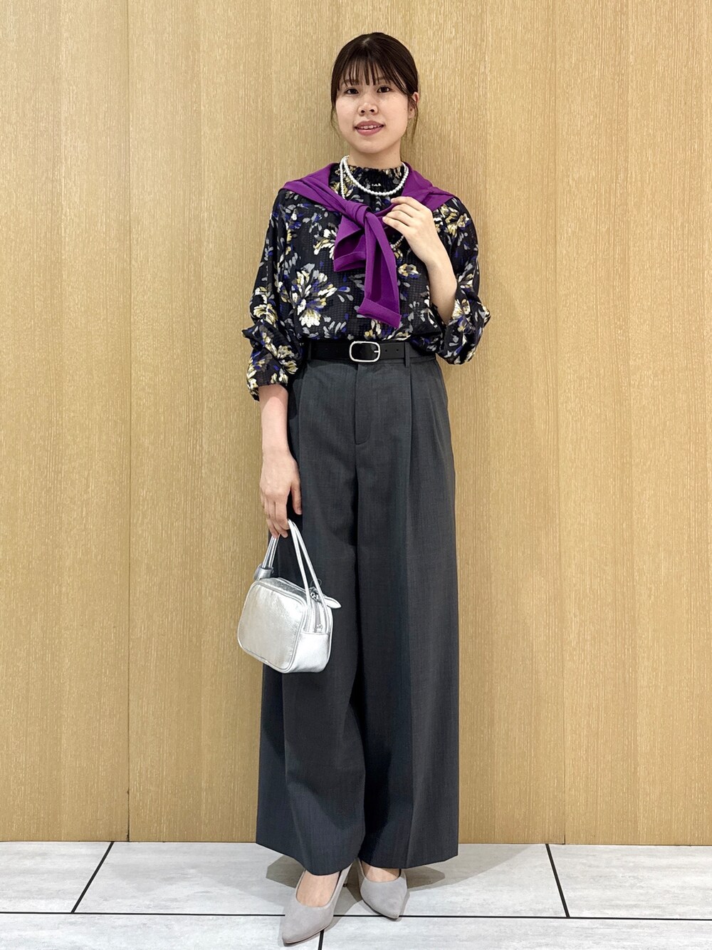 グレー系のシャツ/ブラウス、パープル系のカーディガン/ボレロ、グレー系のその他パンツを着用したレディースの秋コーディネートの8枚目の写真