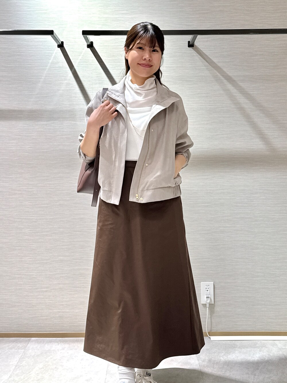 ベージュ系のブルゾン、ホワイト系のTシャツ/カットソー、ホワイト系のタンクトップを着用したレディースの夏コーディネートの6枚目の写真