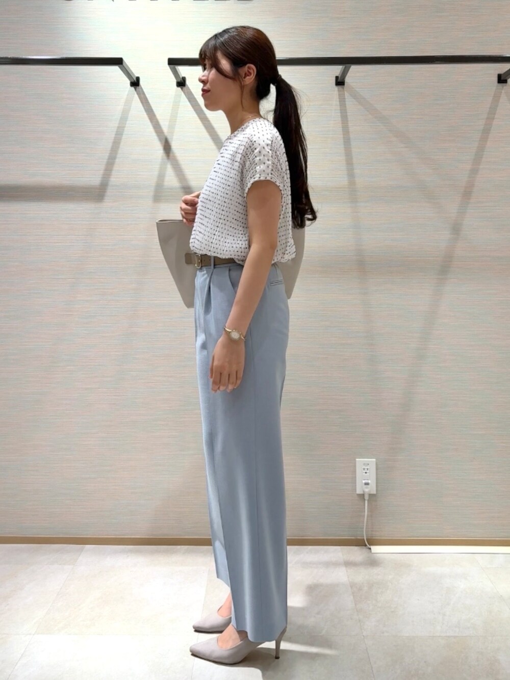 ホワイト系のシャツ/ブラウス、ブルー系のその他パンツ、ホワイト系のタンクトップを着用したレディースの夏コーディネートの2枚目の写真