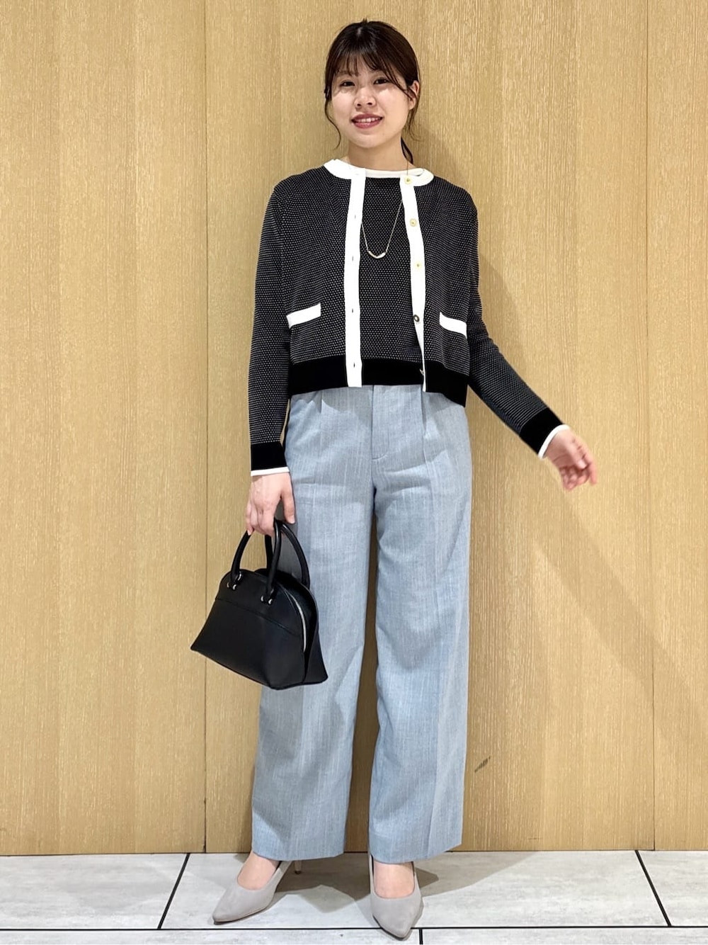 ブルー系のスカート、ブルー系のその他パンツ、ブルー系のシャツ/ブラウスを着用したレディースの春コーディネートの6枚目の写真