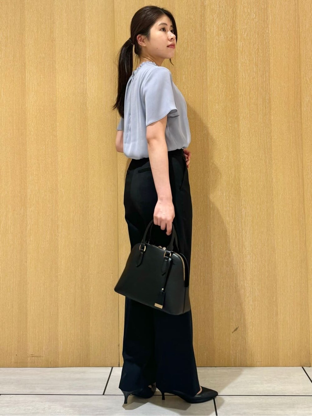 ブラック系のその他パンツ、ブラック系のパンプスを着用したレディースの夏コーディネートの6枚目の写真