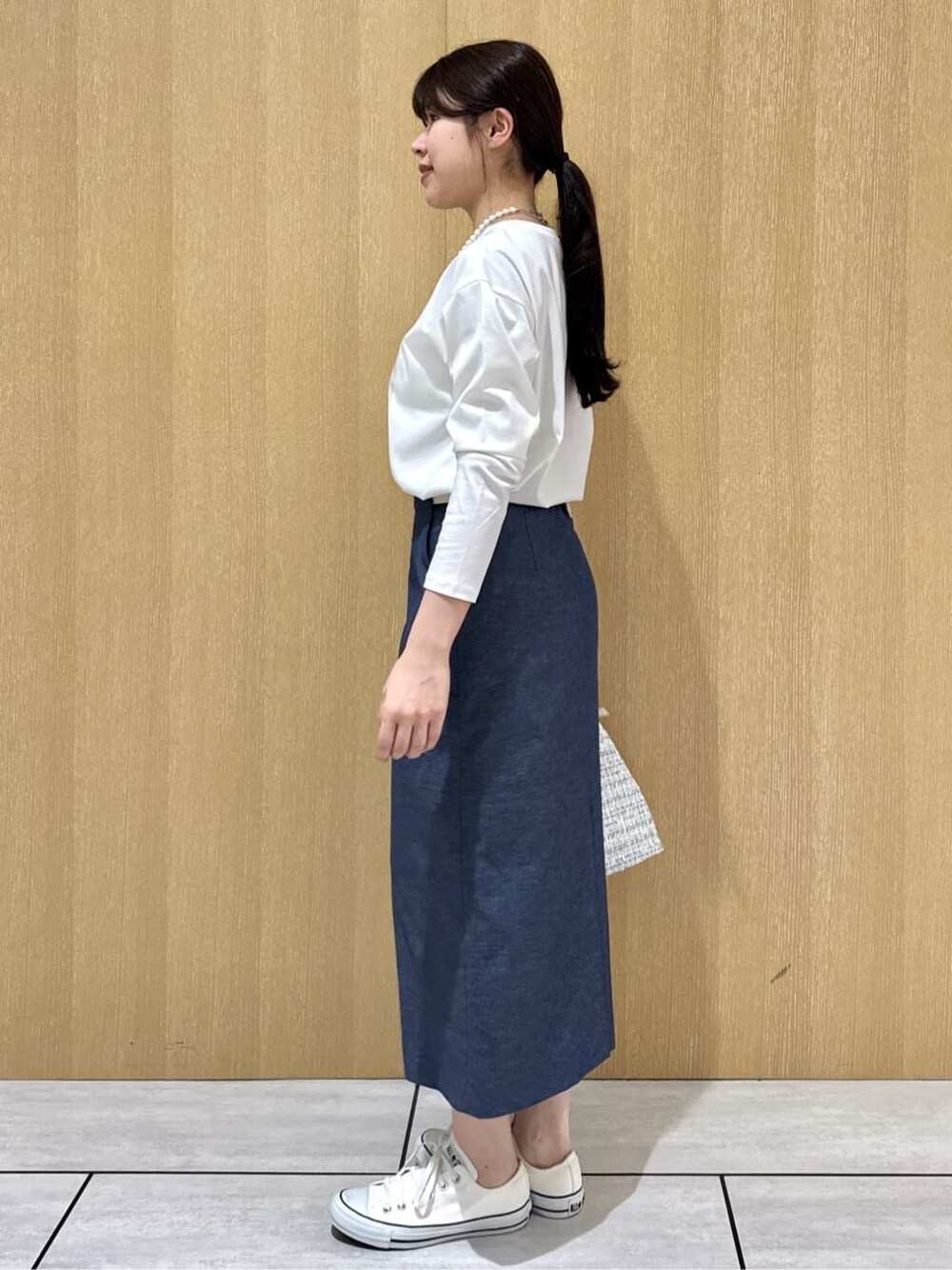ホワイト系のTシャツ/カットソー、ブルー系のスカート、グレー系のブルゾンを着用したレディースの春コーディネートの2枚目の写真