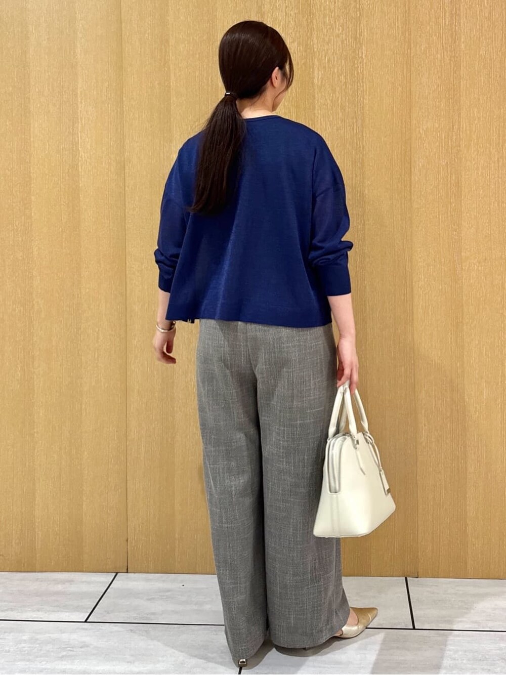 ブルー系のカーディガン/ボレロ、ベージュ系のサロペット/オーバーオールを着用したレディースの秋コーディネートの3枚目の写真