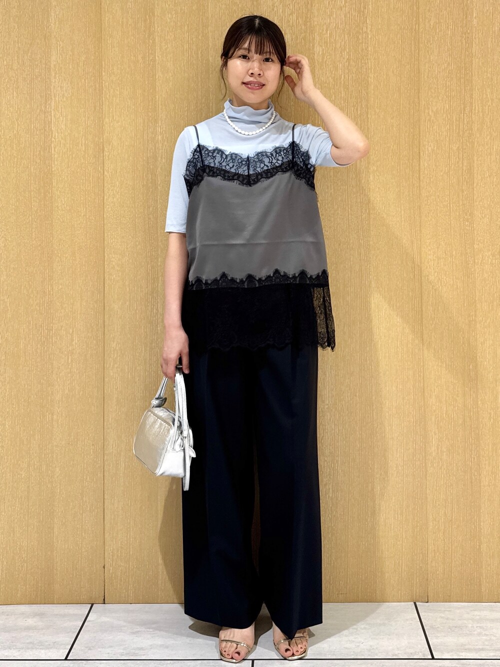 ブルー系のTシャツ/カットソー、ブラック系のその他パンツを着用したレディースの夏コーディネートの8枚目の写真
