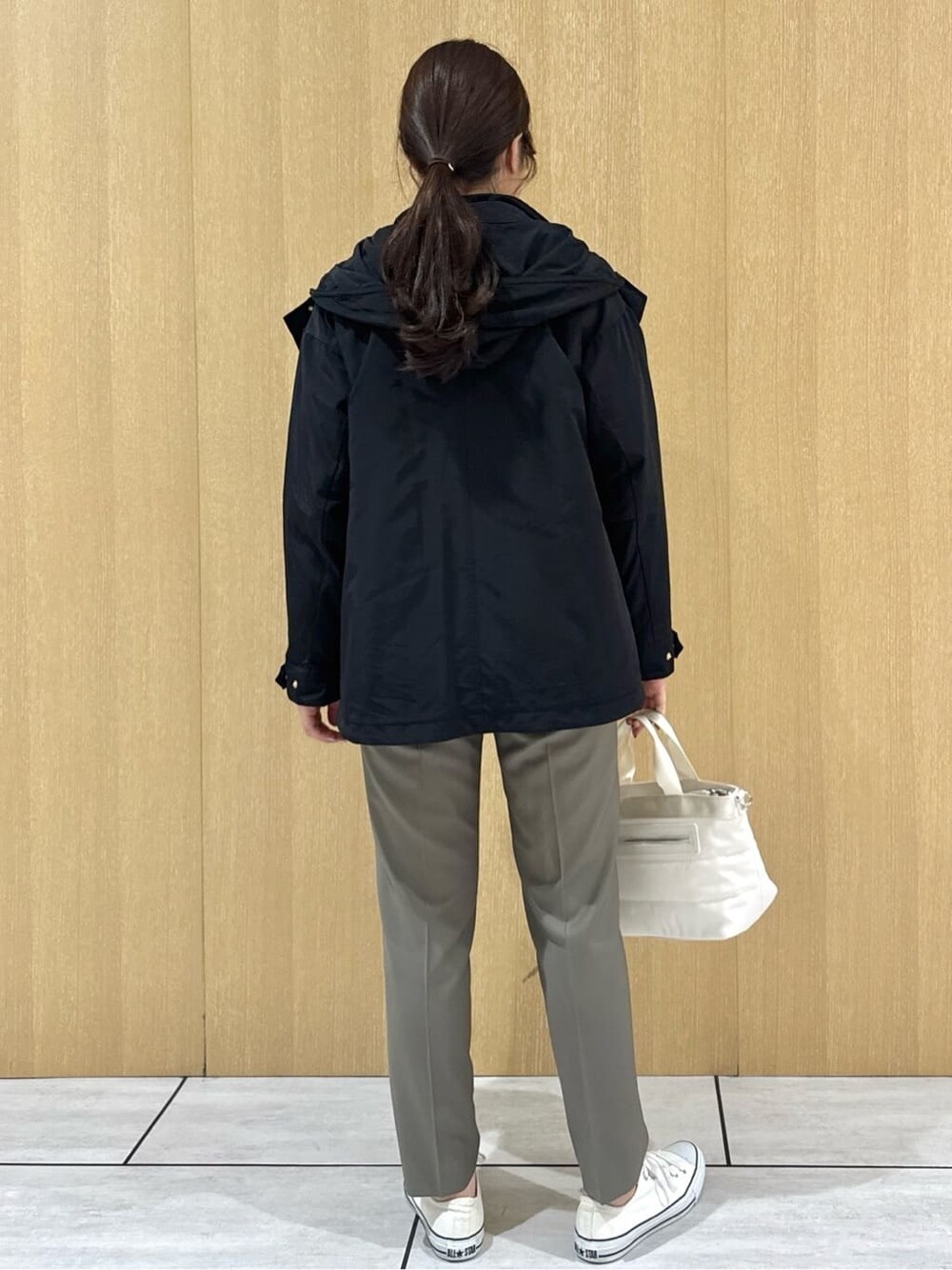 ブラック系のブルゾン、イエロー系のニット/セーター、ベージュ系のその他パンツを着用したレディースの秋コーディネートの3枚目の写真