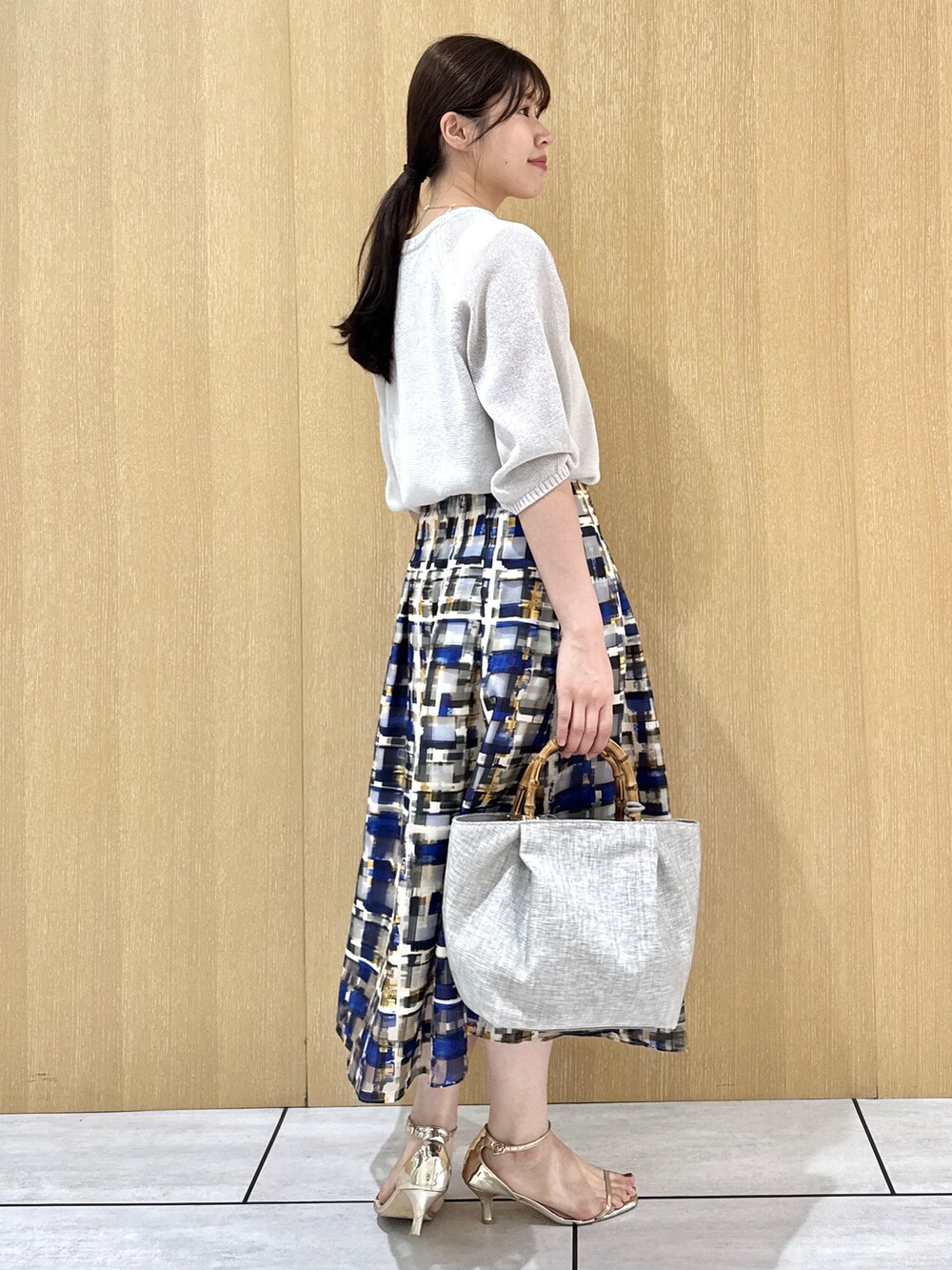 グレー系のニット/セーター、ホワイト系のタンクトップを着用したレディースの夏コーディネートの4枚目の写真