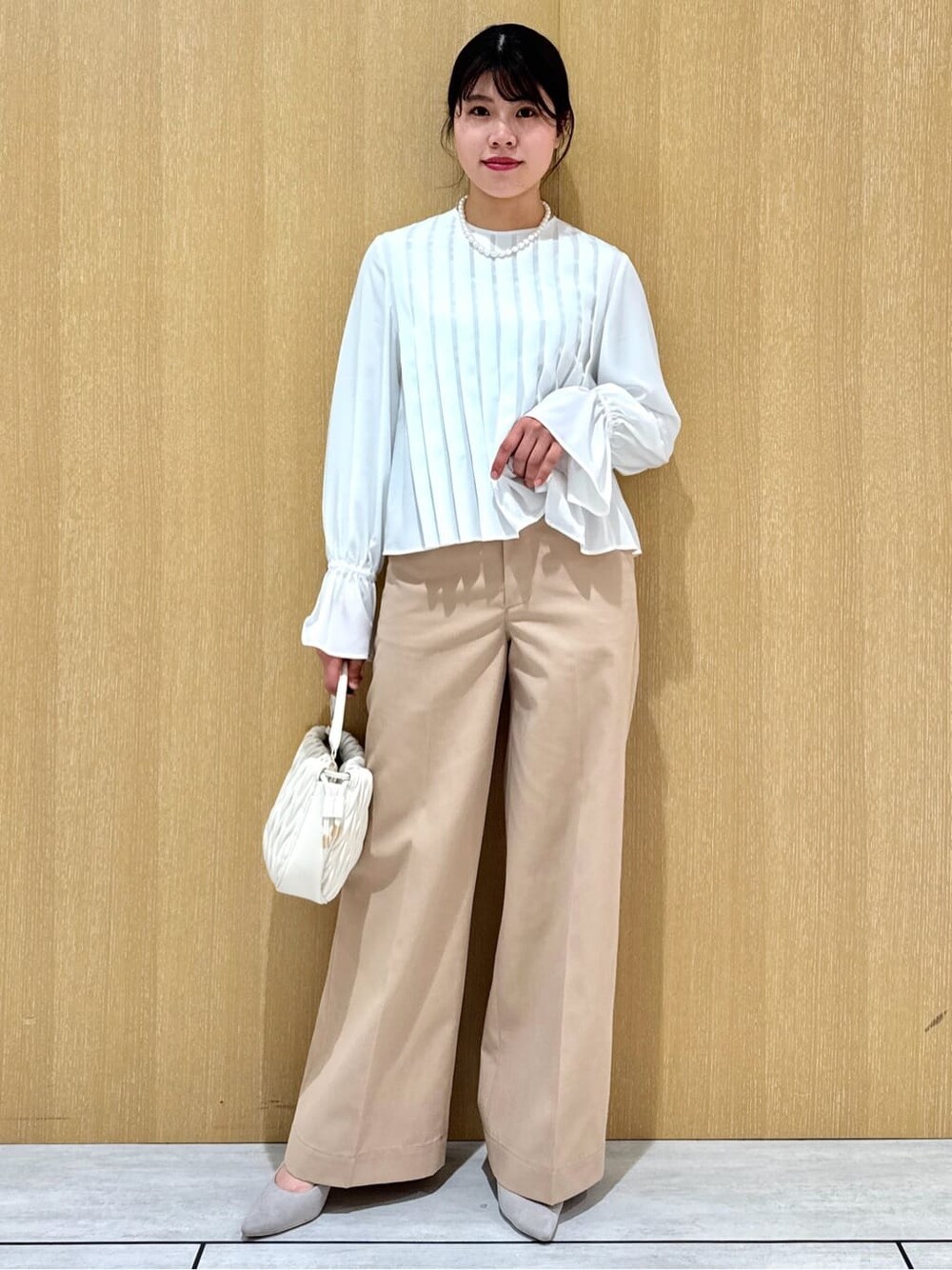 ホワイト系のシャツ/ブラウス、ベージュ系のその他パンツを着用したレディースの春コーディネートの2枚目の写真