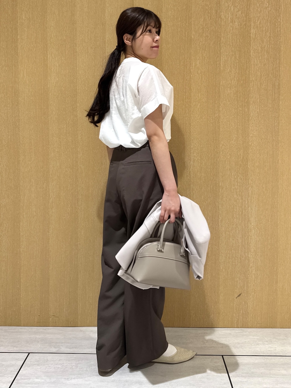 ベージュ系のテーラードジャケット、ブルー系のその他パンツ、グリーン系のその他パンツを着用したレディースの春コーディネートの2枚目の写真