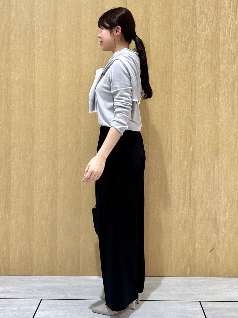 グレー系のカーディガン/ボレロ、グレー系のニット/セーター、ブラック系のその他パンツを着用したレディースの春コーディネートの2枚目の写真