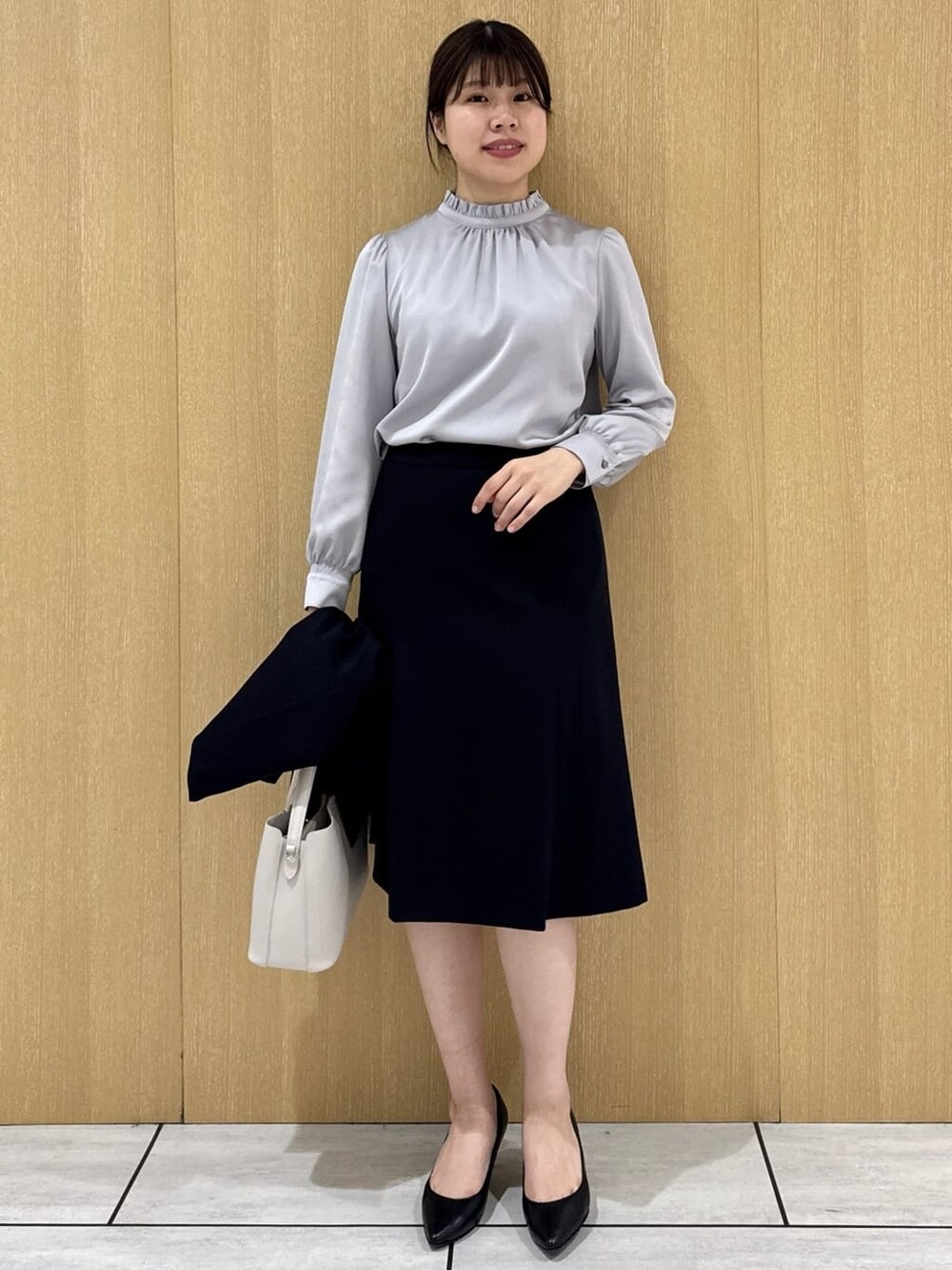 グレー系のシャツ/ブラウス、ブルー系のノーカラージャケット、ブルー系のスカートを着用したレディースの冬コーディネートの8枚目の写真