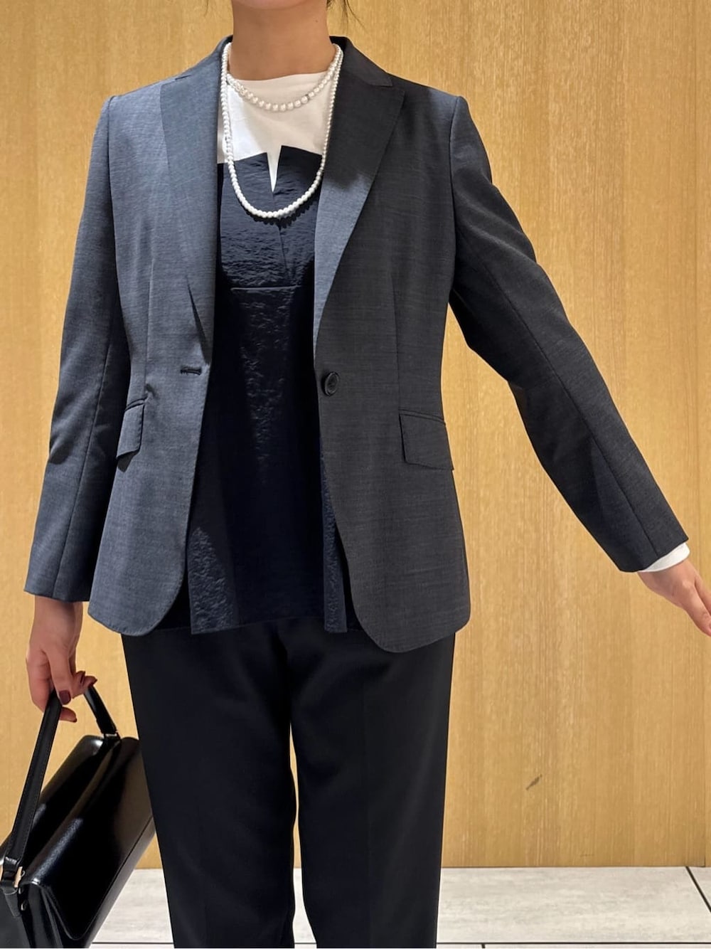 グレー系のテーラードジャケット、ブラック系のTシャツ/カットソー、ブラック系のその他パンツを着用したレディースの秋コーディネートの4枚目の写真
