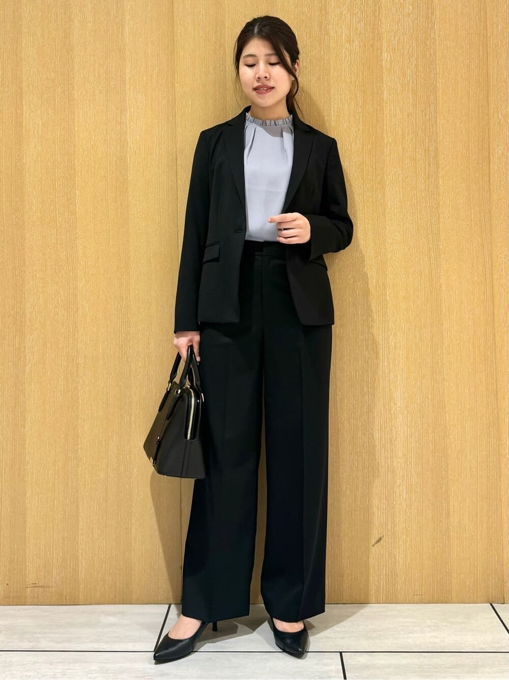 ブラック系のテーラードジャケット、ブラック系のその他パンツ、ブラック系のパンプスを着用したレディースの秋コーディネートの9枚目の写真
