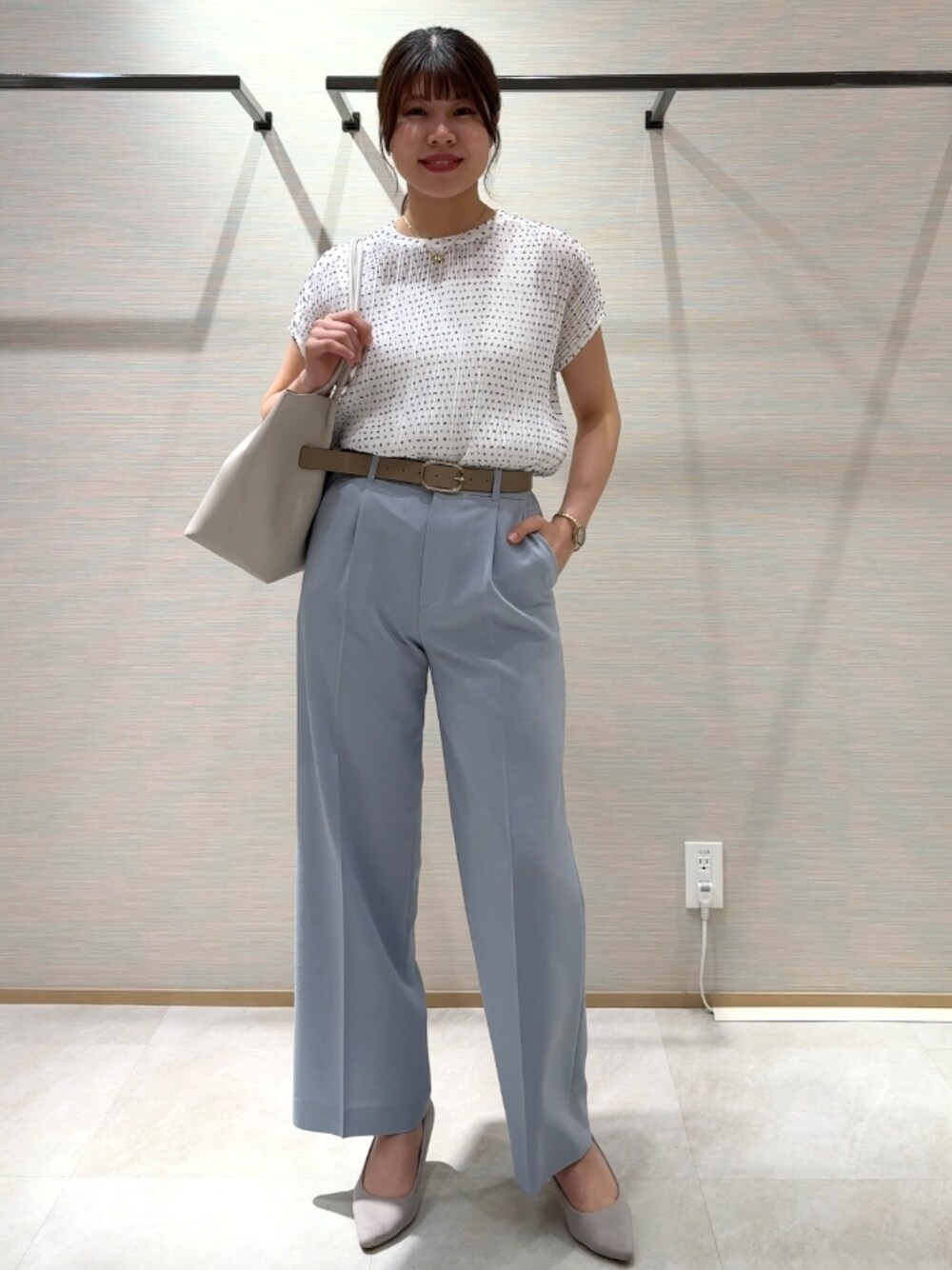 ホワイト系のシャツ/ブラウス、ブルー系のその他パンツ、ホワイト系のタンクトップを着用したレディースの夏コーディネートの9枚目の写真