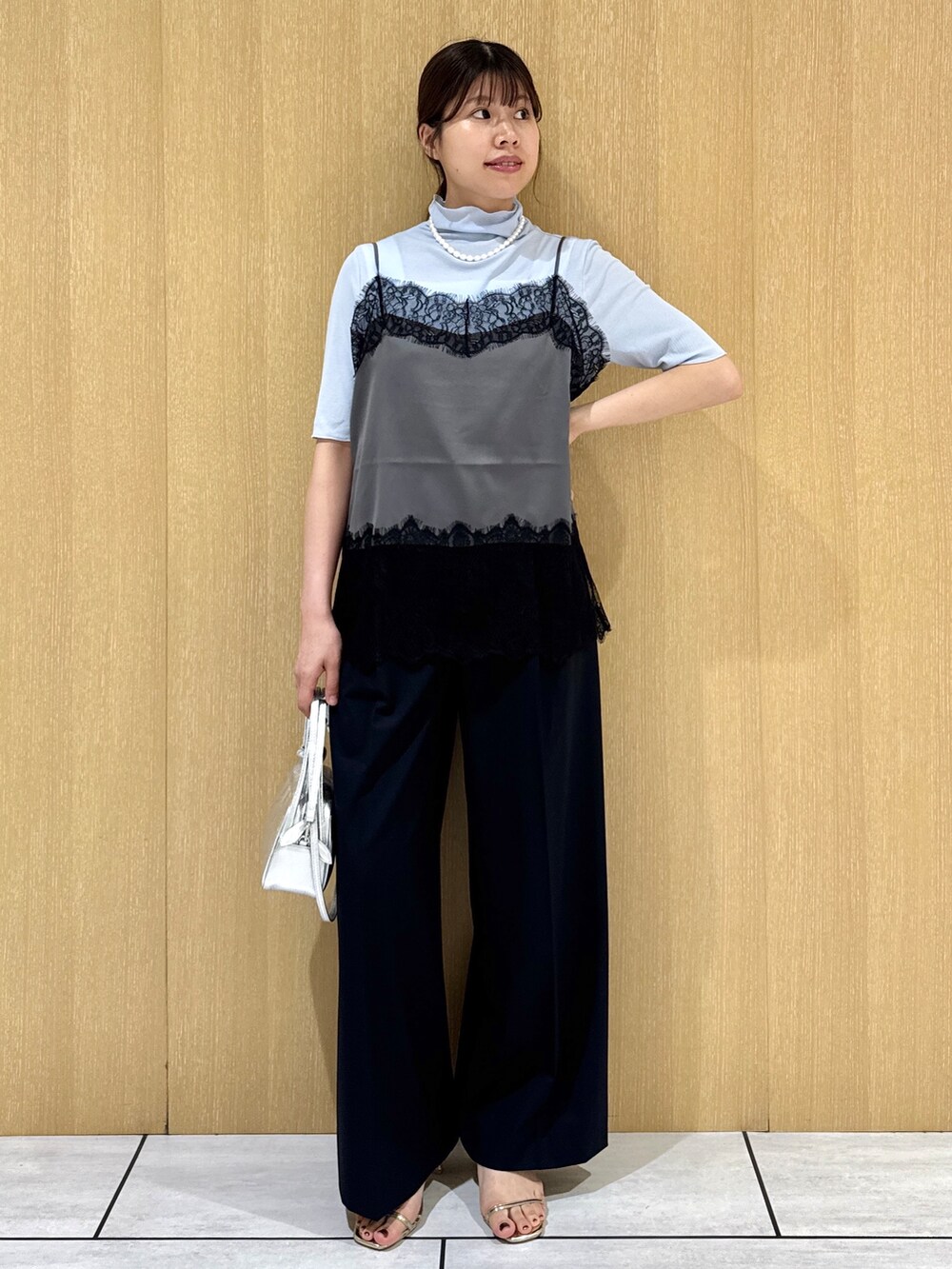 ブルー系のTシャツ/カットソー、ブラック系のその他パンツを着用したレディースの夏コーディネートの2枚目の写真