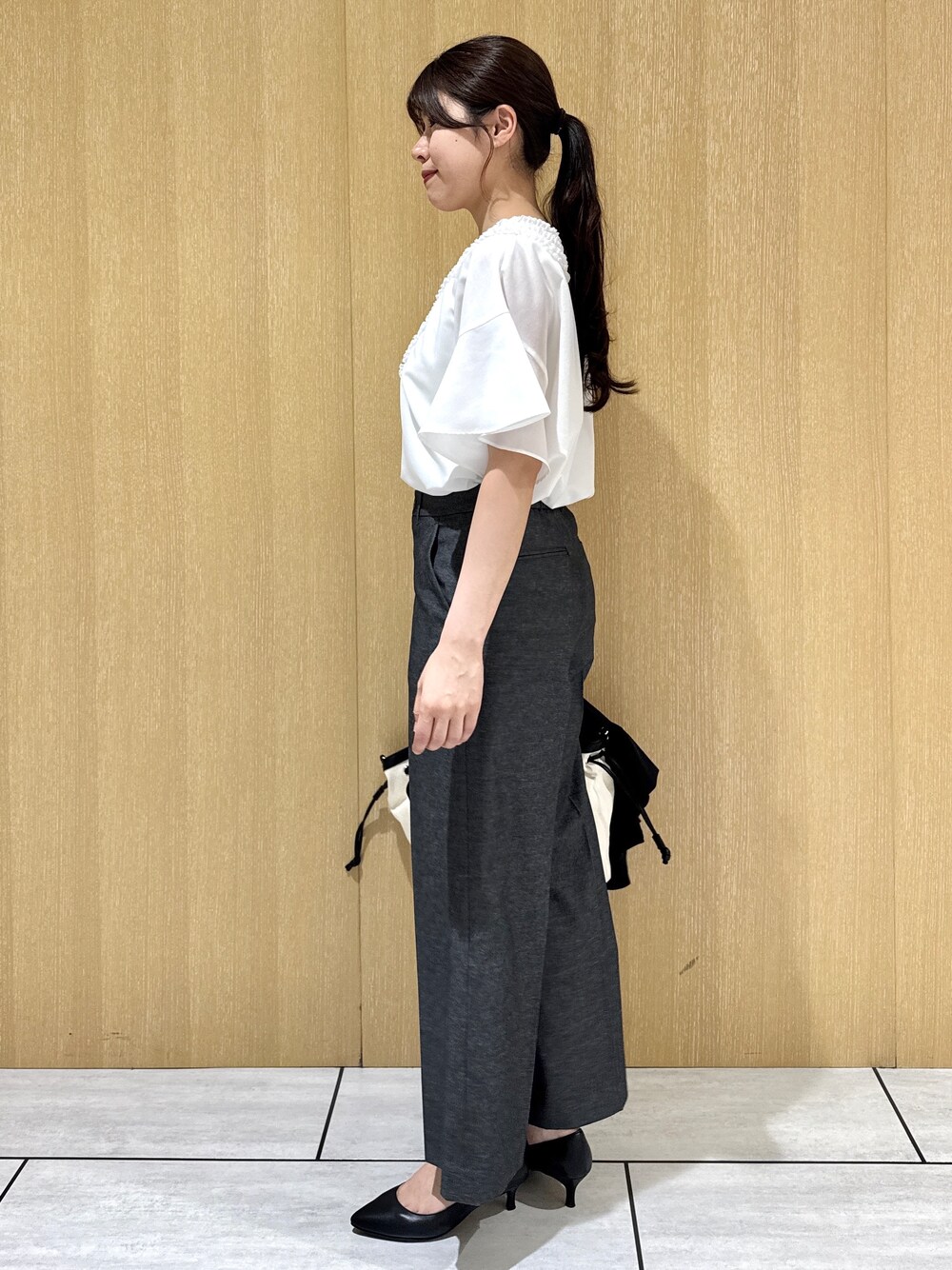 ホワイト系のシャツ/ブラウス、ホワイト系のタンクトップ、ブラック系のその他パンツを着用したレディースの夏コーディネートの2枚目の写真