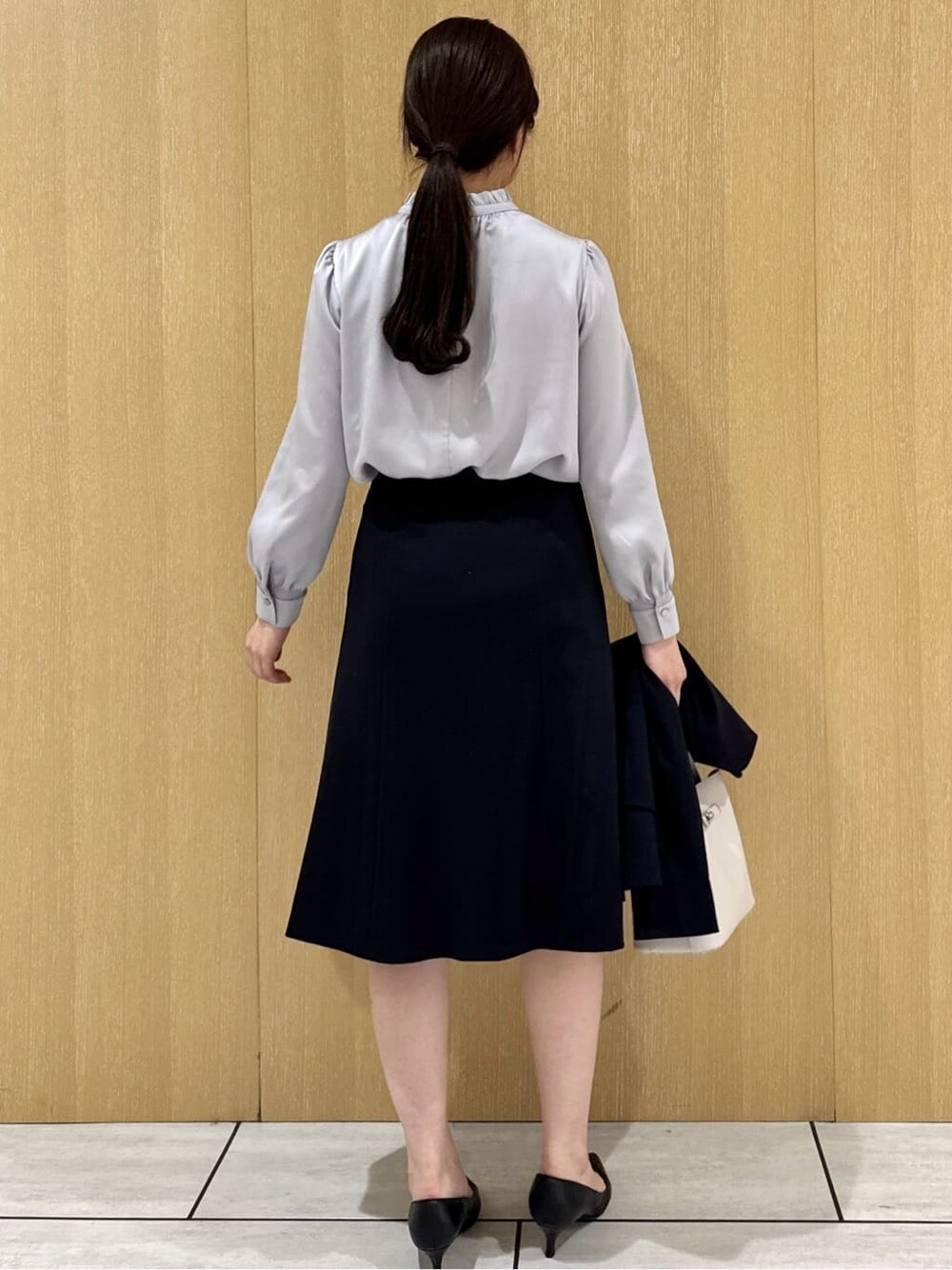 グレー系のシャツ/ブラウス、ブルー系のノーカラージャケット、ブルー系のスカートを着用したレディースの冬コーディネートの3枚目の写真