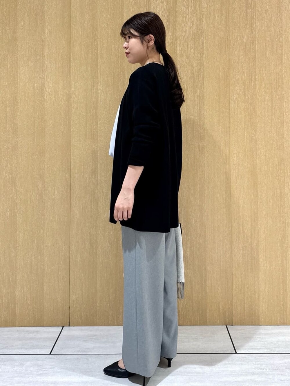 ブラック系のカーディガン/ボレロ、ブルー系のシャツ/ブラウス、グレー系のその他パンツを着用したレディースの冬コーディネートの2枚目の写真