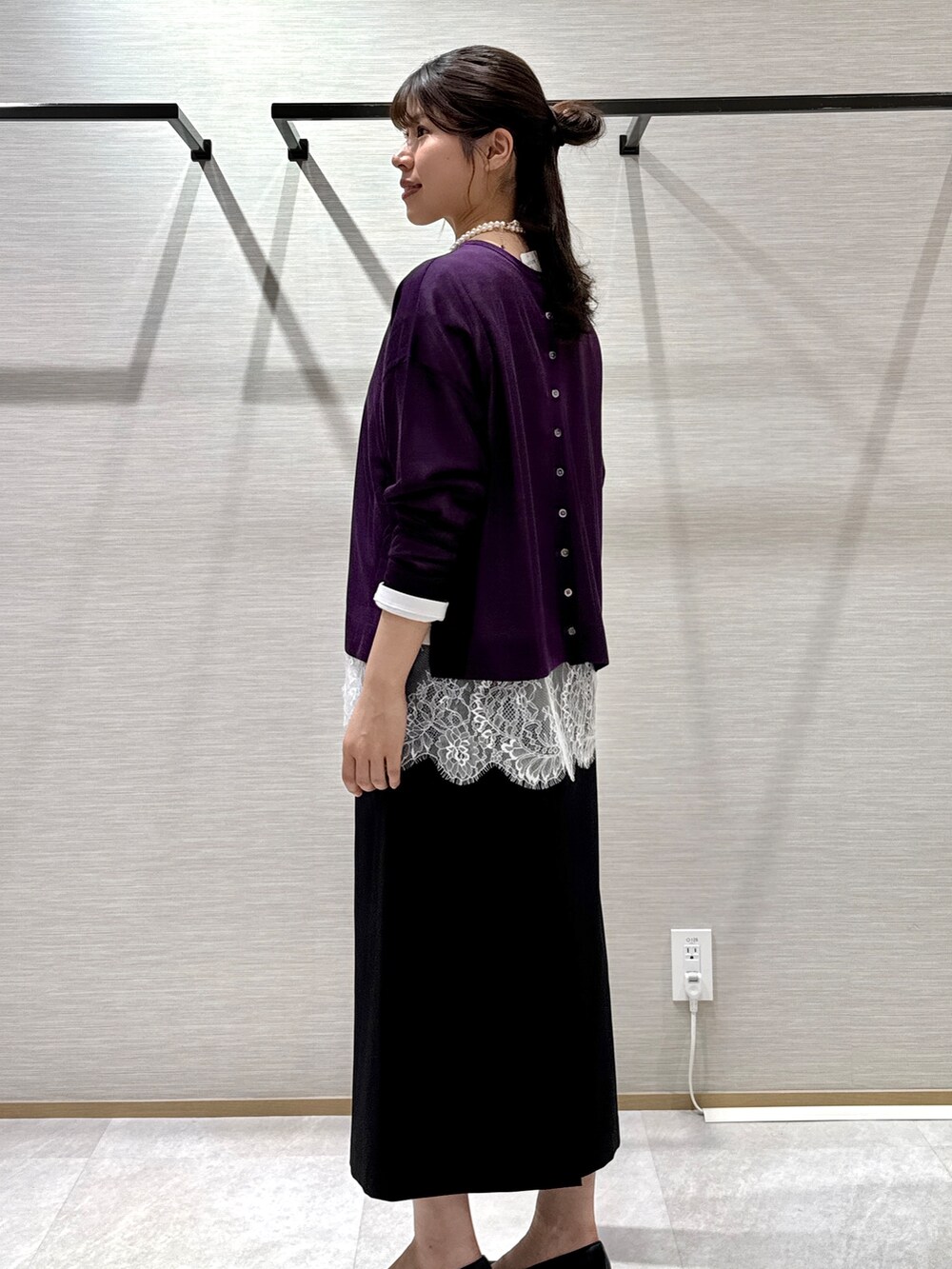 パープル系のカーディガン/ボレロ、ホワイト系のTシャツ/カットソー、ホワイト系のタンクトップを着用したレディースの秋コーディネートの2枚目の写真