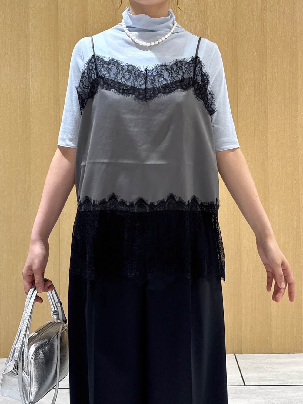 ブルー系のTシャツ/カットソー、ブラック系のその他パンツを着用したレディースの夏コーディネートの6枚目の写真