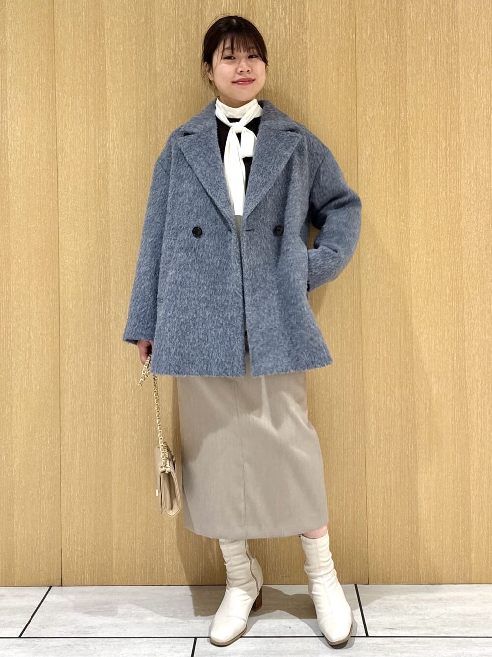 ブルー系のピーコート、ホワイト系のシャツ/ブラウス、ブラウン系のニット/セーターを着用したレディースの冬コーディネートの7枚目の写真