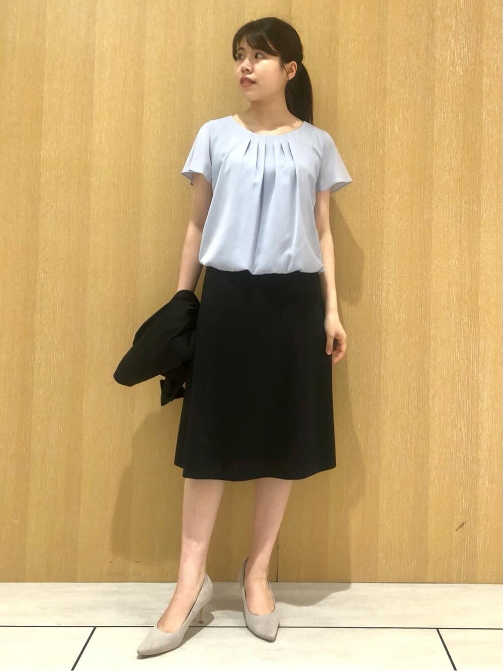 ブラック系のノーカラージャケット、ブルー系のシャツ/ブラウス、ブラック系のスカートを着用したレディースの夏コーディネートの6枚目の写真