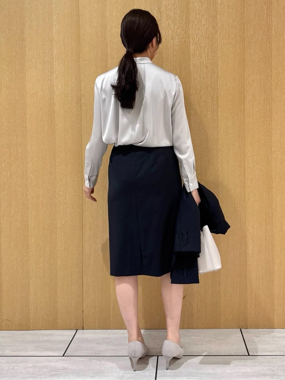 グレー系のシャツ/ブラウス、ブルー系のスカート、ブルー系のテーラードジャケットを着用したレディースの秋コーディネートの3枚目の写真