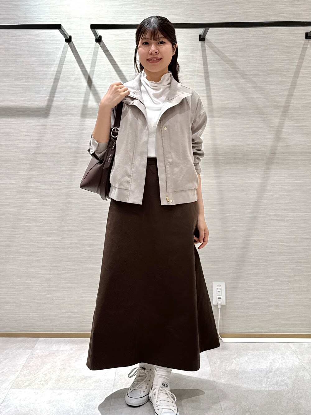 ベージュ系のブルゾン、ホワイト系のTシャツ/カットソー、ホワイト系のタンクトップを着用したレディースの夏コーディネートの8枚目の写真