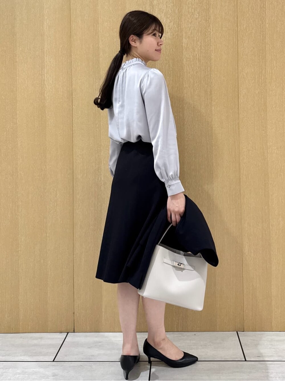 グレー系のシャツ/ブラウス、ブルー系のノーカラージャケット、ブルー系のスカートを着用したレディースの冬コーディネートの4枚目の写真