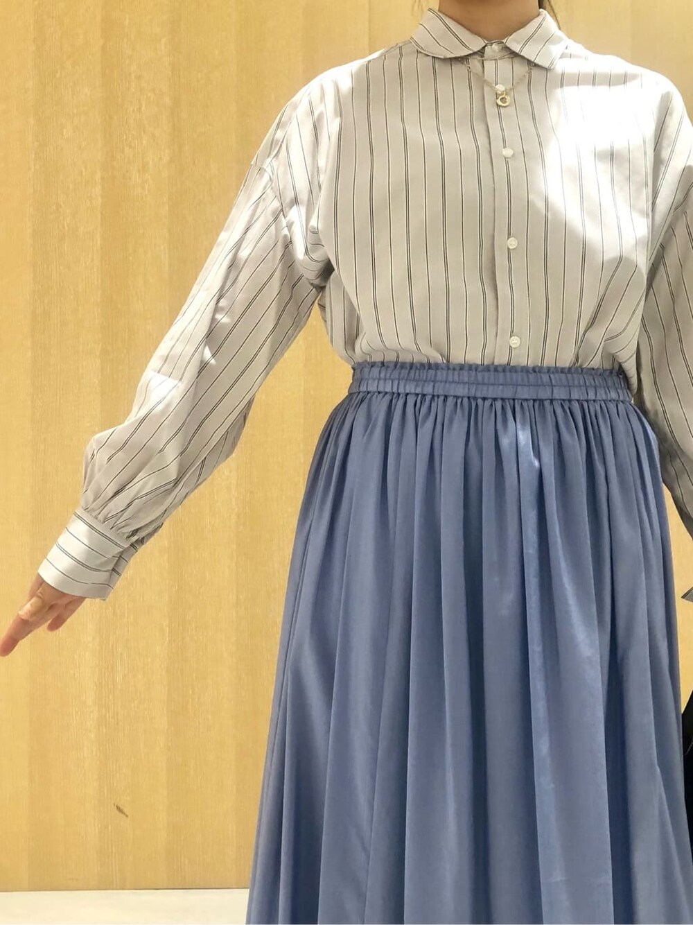 グレー系のシャツ/ブラウスを着用したレディースの夏コーディネートの5枚目の写真