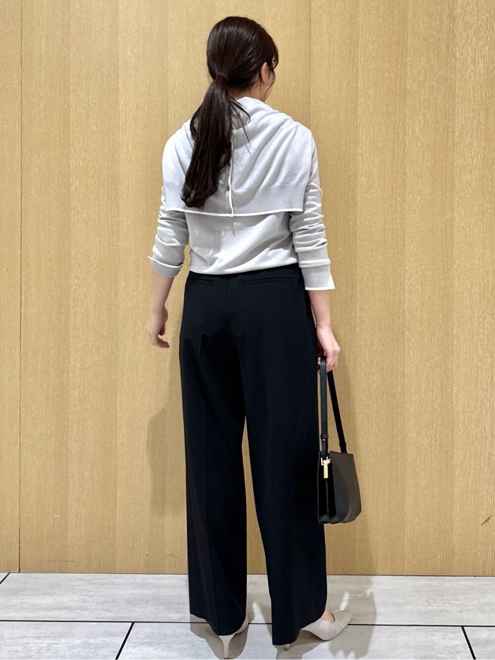 グレー系のカーディガン/ボレロ、グレー系のニット/セーター、ブラック系のその他パンツを着用したレディースの春コーディネートの3枚目の写真