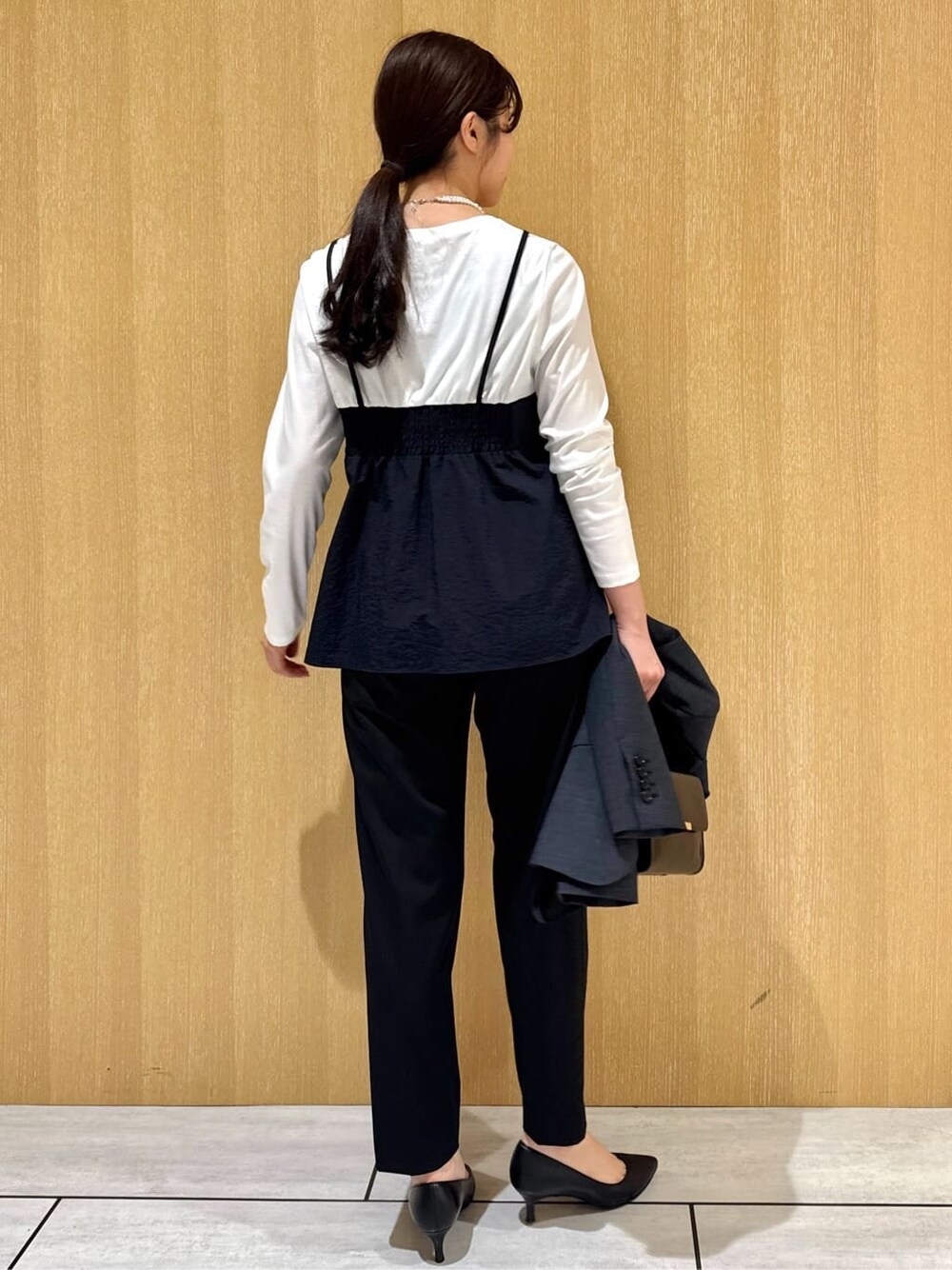 ブラック系のTシャツ/カットソー、ブラック系のその他パンツ、グレー系のテーラードジャケットを着用したレディースの冬コーディネートの4枚目の写真